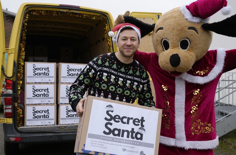 Helferhund Buddy und Patrick Legun alias »humanvoll« haben im Vorjahr Weihnachtspakete an bedürftige Fanilien in der Region verteilt. 100 Familien sollen in dieser Adventszeit ein Weihnachtswunder erfahren.