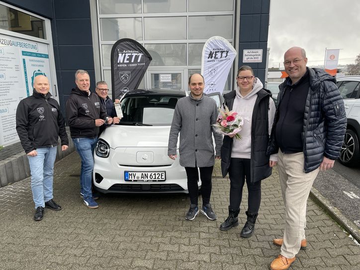 V.l.: Frank Piellusch (Verkaufsberater Autohaus Nett), Achim und Jürgen Nett, Andreas Persie (Weiss-Verlag), Gewinnerin Annika Schmidtchen und Dr. Wolfgang Schlags (MY-Gemeinschaft) bei der Übergabe des Leapmotor.