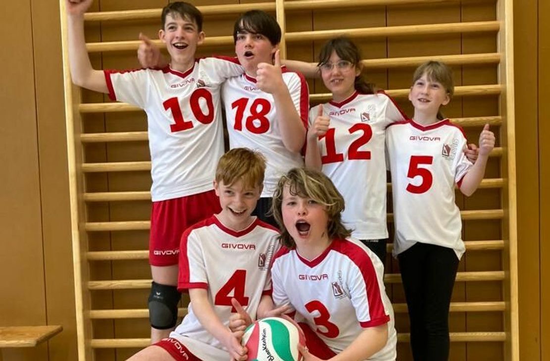 Die "U14 mixed" des TSV wurde 2023 Bezirksmeister Rheinland im Volleyball.