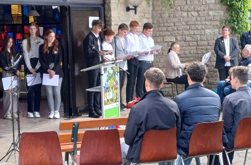 Schülerinnen und Schüler des Gymnasiums Saarburg setzten sich im Rahmen eines Geschichtsprojekts intensiv mit den Einzelschicksalen der Opfer auseinander. Foto: Gymnasium Saarburg