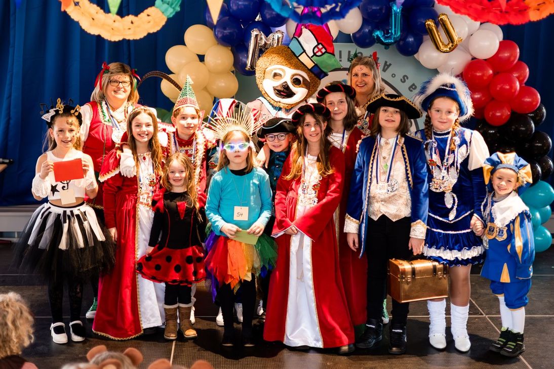 Ochtendunger Nachwuchs-Jecken übenehmen die Grundschule St. Martin Ochtendung.