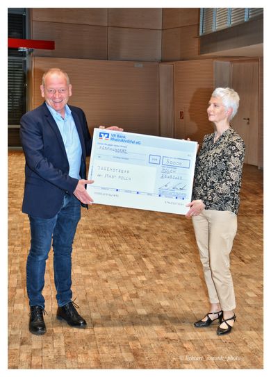 Stadtbürgermeister Klasen mit der 2. Vorsitzenden des Freizeitsportclub der Bundeswehr Katja Theisen bei der Spendenübergabe