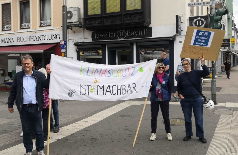 Parteiübergreifende Rückendeckung: Ulrich Hansen (KlimaUnion) und die ehemalige Grünen-Stadträtin Annette Thiergarten spannen das Demo-Banner.