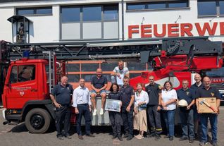 Mit in einer kleinen Feierstunde im Feuerwehrhaus Polch wurde die Drehleiter übergeben.