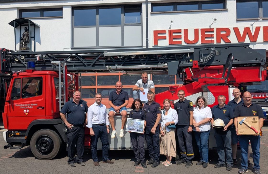 Mit in einer kleinen Feierstunde im Feuerwehrhaus Polch wurde die Drehleiter übergeben.