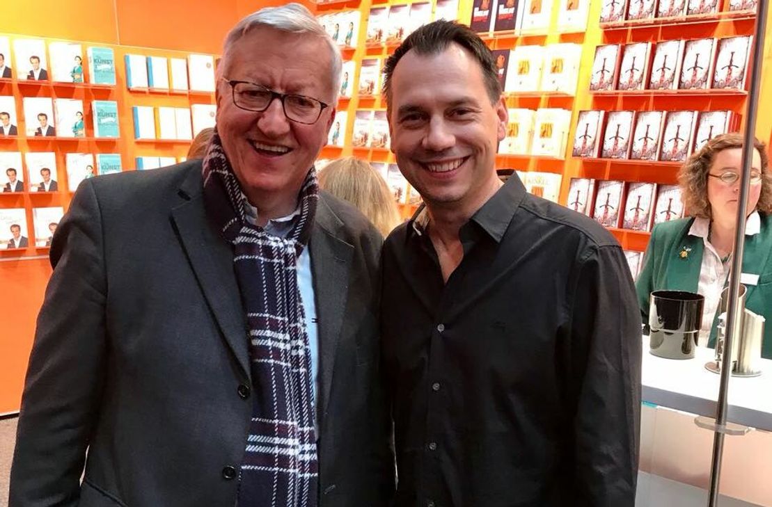 Dr. Josef Zierden (links) mit Thriller-Autor Sebastian Fitzek auf der Leipziger Buchmesse. "Ein Thriller-Star zum Anfassen", schwärmt Zierden.