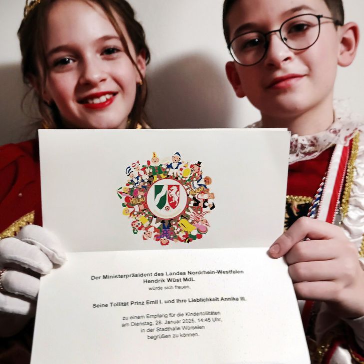 Präsentieren stolz ihre Einladung zum Karnevals-Empfang von Ministerpräsident Hendrik Wüst. Prinz Emil und Prinzessin Annika hatten den Landesvater zuvor zu ihrer Proklamation eingeladen.