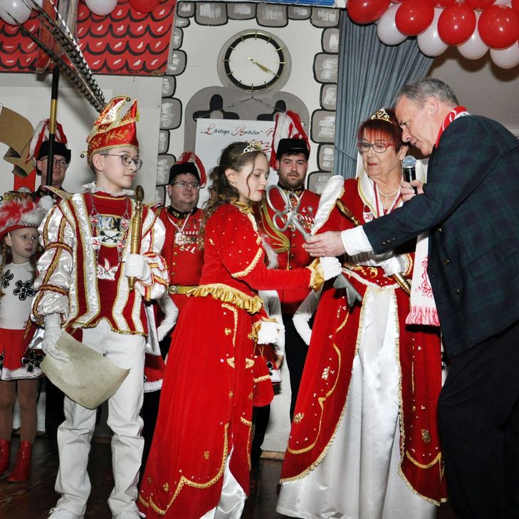 Bürgermeister Hermann-Josef Esser überreicht dem Kinderprinzenpaar Emil I. (Sträußl) und Annika III. (Pleuß) das Zepter. Neben Esser freut sich auch Prinzessin Uschi I. Saßman.