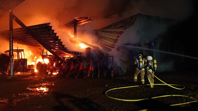 Rund 60 Einsatzkräfte bekämpften den Großbrand.