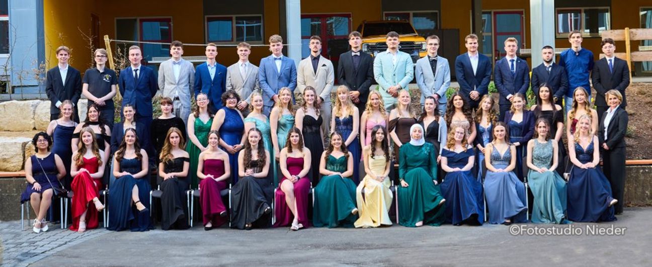 48 Absolventinnen und Absolventen des St.-Matthias-Gymnasiums feiern ihren erfolgreichen Abschluss.