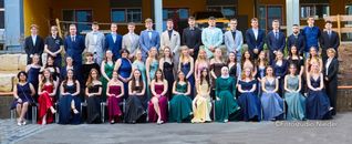 48 Absolventinnen und Absolventen des St.-Matthias-Gymnasiums feiern ihren erfolgreichen Abschluss.