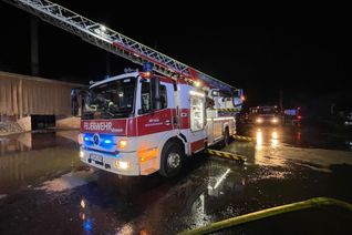 Die Feuerwehr war mit rund 40 Wehrleuten im Einsatz, um einen Brand im Industriegebiet in Ehrang zu löschen