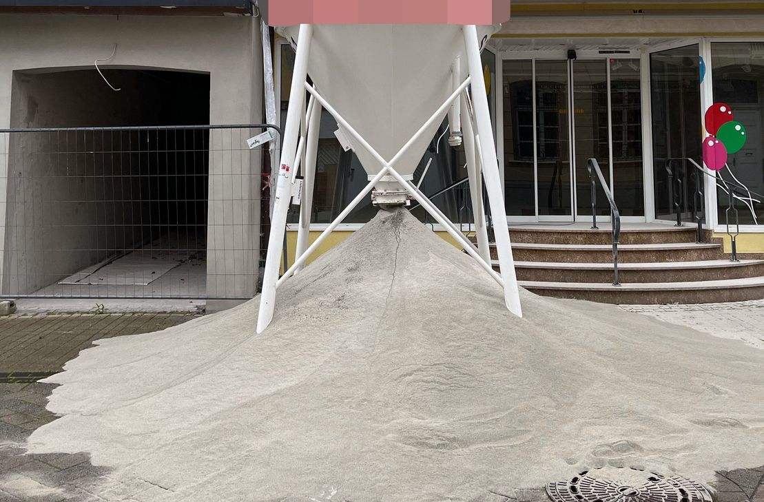 Unbekannte öffneten das Zementputz-Silo.