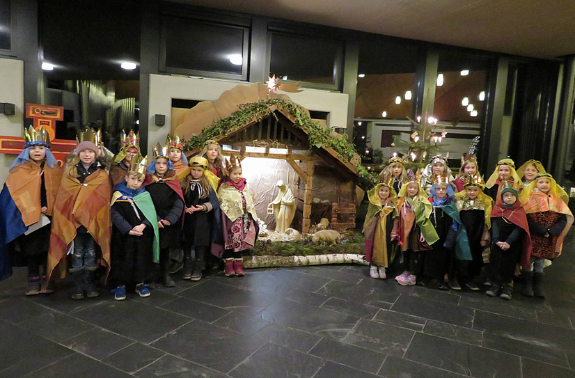 Könige mit einer Mission! Stolz und glücklich zogen am 11. Januar insgesamt 31 kleine und große Sternsinger sowie ihre Begleiterinnen und Begleiter durch die Straßen des Stadtteils.