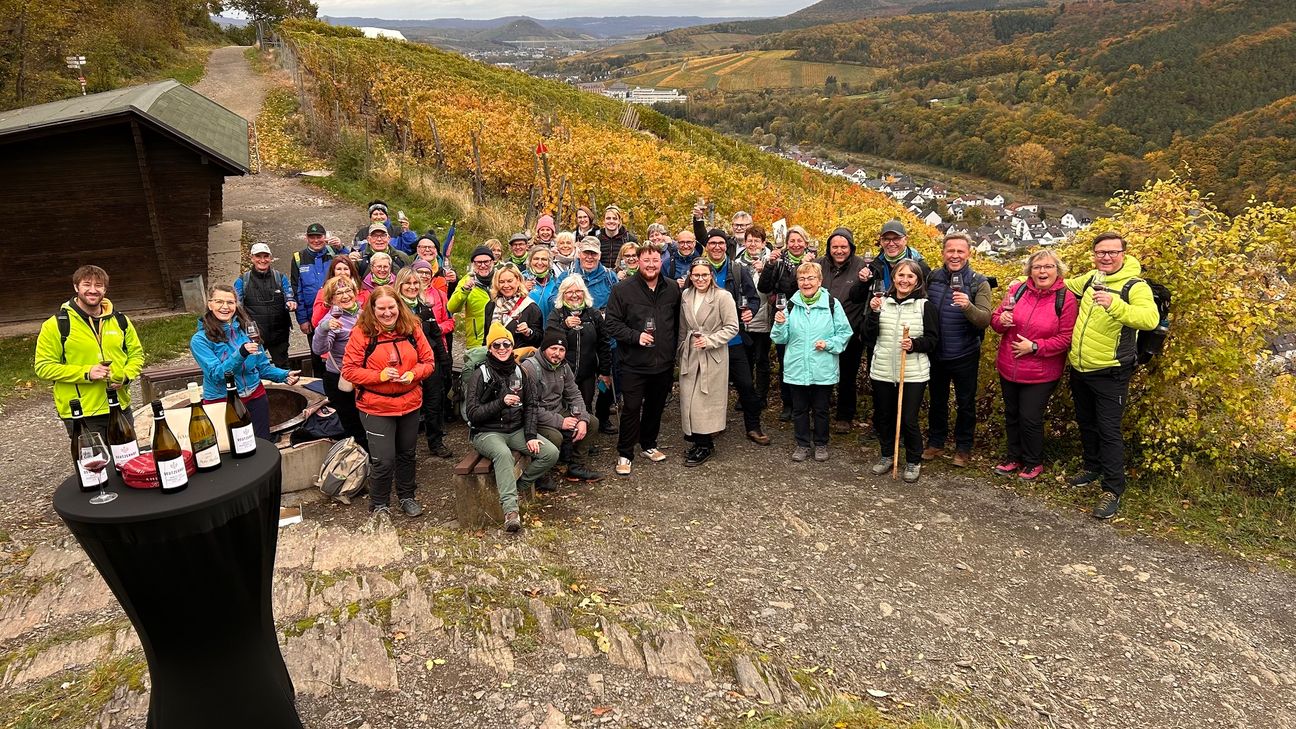 Am Aussichtspunkt Bunte Kuh erwarteten Ahrweinkönig Felix Lüdenbach und Ahrweinprinzessin Katharina Bongart die SWR4-Gruppe mit einer kleinen Ahrweinprobe.