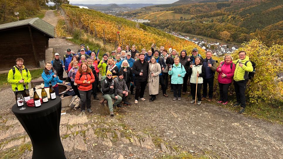 Am Aussichtspunkt Bunte Kuh erwarteten Ahrweinkönig Felix Lüdenbach und Ahrweinprinzessin Katharina Bongart die SWR4-Gruppe mit einer kleinen Ahrweinprobe.