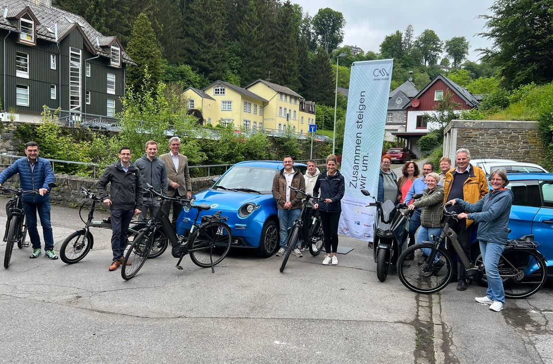 Mitarbeiter der Stadt Monschau sind bis zum 14. Juni statt mit ihrem Privatwagen auf Elektroroller, Pedelec oder im »eGo« unterwegs. »Clever mobil« heißen die Testwochen zum betrieblichen Mobilitätsmanagement, die zum Umdenken bewegen sollen.