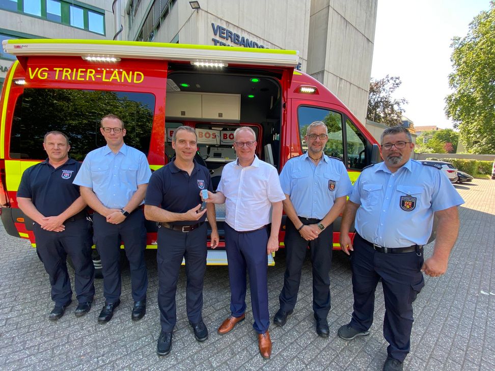 Bürgermeister Holstein überreicht dem Leiter der Führungsstaffel, Marc Bente, den Schlüssel zum neuen Einsatzleitwagen.