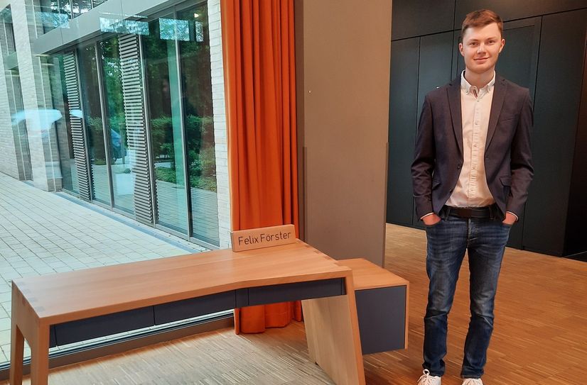Felix Förster mit seinem Meisterstück: Dafür erhielt einer der jüngsten Schreinermeister der Region nicht nur Bestnoten der Handwerkskammer Aachen, sondern wird am Sonntag, 23. März, auch den »Preis der Sparkasse« für herausragende Leistungen erhalten.