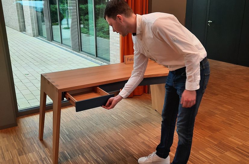 Felix Förster mit seinem Meisterstück: Dafür erhielt einer der jüngsten Schreinermeister der Region nicht nur Bestnoten der Handwerkskammer Aachen, sondern wird am Sonntag, 23. März, auch den »Preis der Sparkasse« für herausragende Leistungen erhalten.