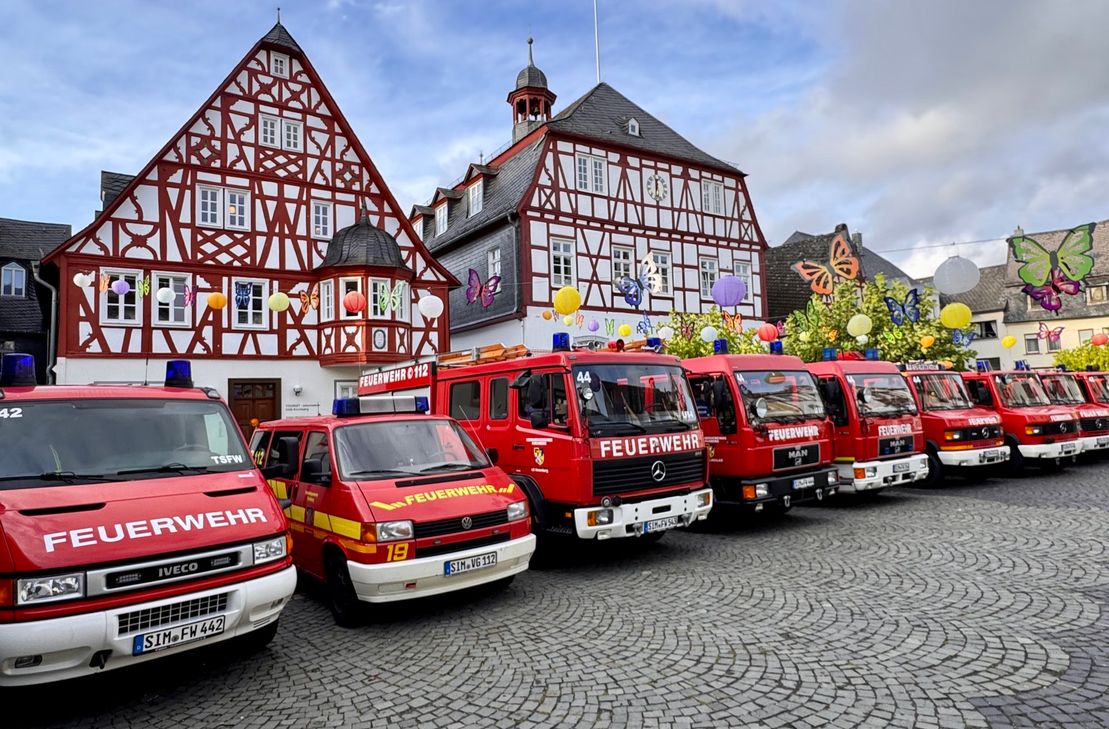 Die Fahrzeugübergabe auf dem Marktplatz Kirchberg.
