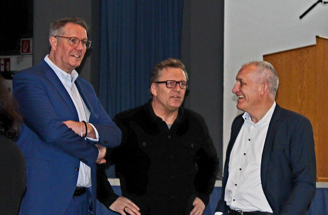 An der Betriebsversammlung in der Hunsrückhalle nahm Ministerpräsident Alexander Schweitzer (links) teil.