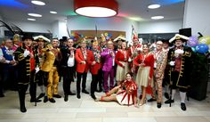 Gastgeber und Gäste des Karnevalsemfangs im Haupthaus der Kreissparkasse Mayen in der St.-Veit-Straße schunkelten gemeinsam mit dem Mendiger Prinzen und seinem  Hofstaat zu karnevalistischen Liedern, staunten über tänzerische Darbietungen und Gesangsbeitr