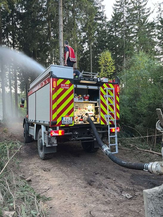 Mit ihrem geländegängigen Tanklöschfahrzeug unterstützte die Feuerwehr aus Nöthen die Löscharbeiten im Hürtgenwald.
