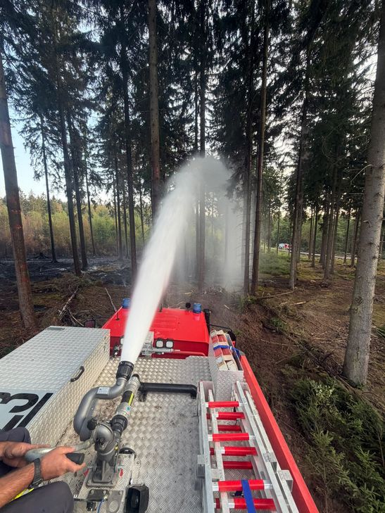 Mit ihrem geländegängigen Tanklöschfahrzeug unterstützte die Feuerwehr aus Nöthen die Löscharbeiten im Hürtgenwald.
