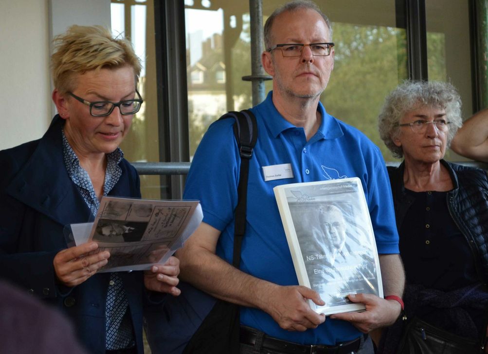 Ulrike Winkler (links) und Thomas Zuche kämpfen mit ihrem Vortrag gegen das Vergessen. Foto: Urban