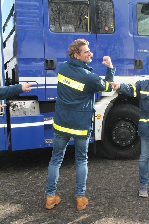 MdB Bröhr erhielt ein neues Schild für seine Einsatzjacke. Dieses ziert nunmehr nicht mehr den Schriftzug "Landrat", sondern fortan standesgemäß "MdB".