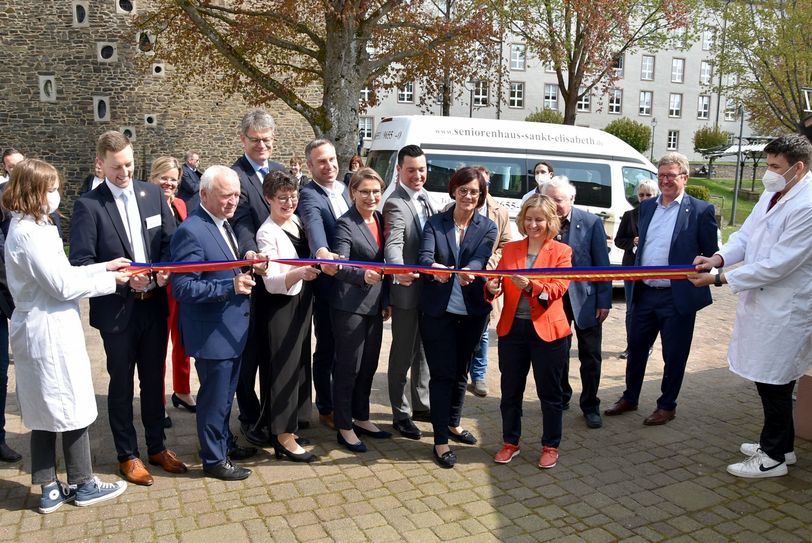 Zur Eröffnung kamen neben Vertretern der Lokalpolitik und dem Naturpark Nordeifel (Geschätfsführer Max Zacharias, 2.v.l.) auch die rheinland-pfälzische Bildungsministerin Dr. Stefanie Hubig (Mitte) und Umweltministerin Katrin Eder (im orangenen Sakko).