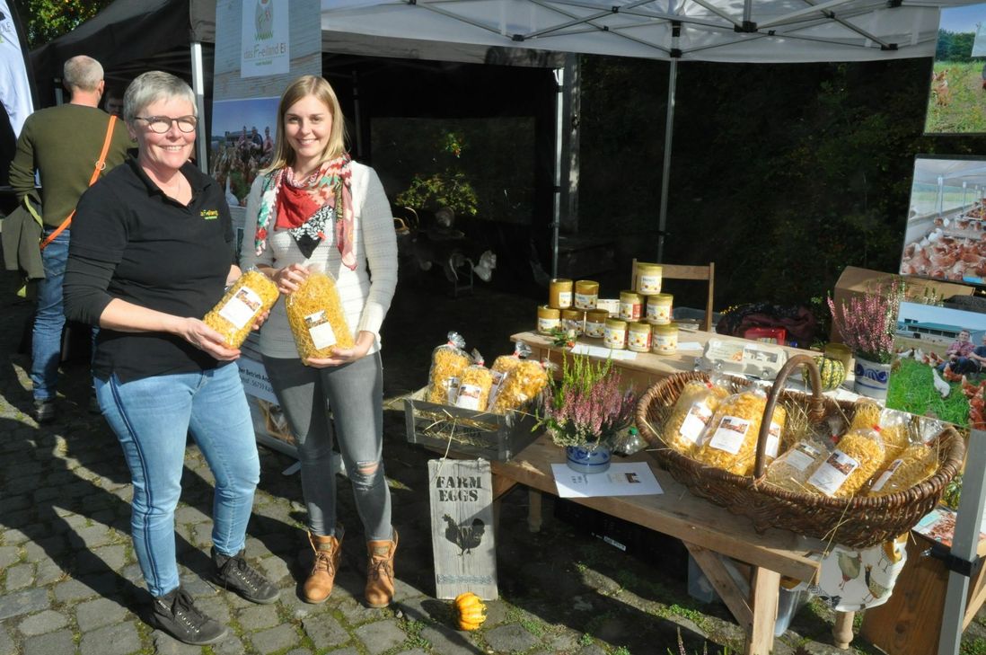 Die Aussteller - hier die Familie Weber aus Kaisersesch - strahlten – wer konnte es ihnen verdenken – mit der Oktober-Sonne um die Wette.