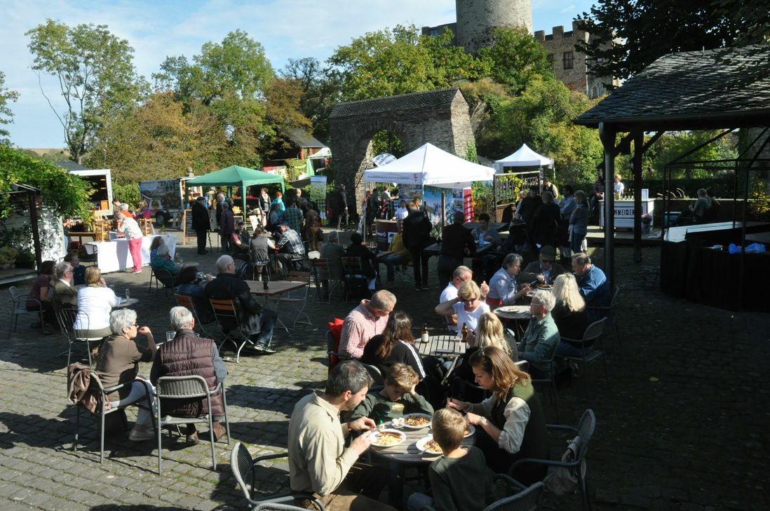 Der Burghof war wieder einmal ein idealer Präsentationsort für die regionalen Produkte.