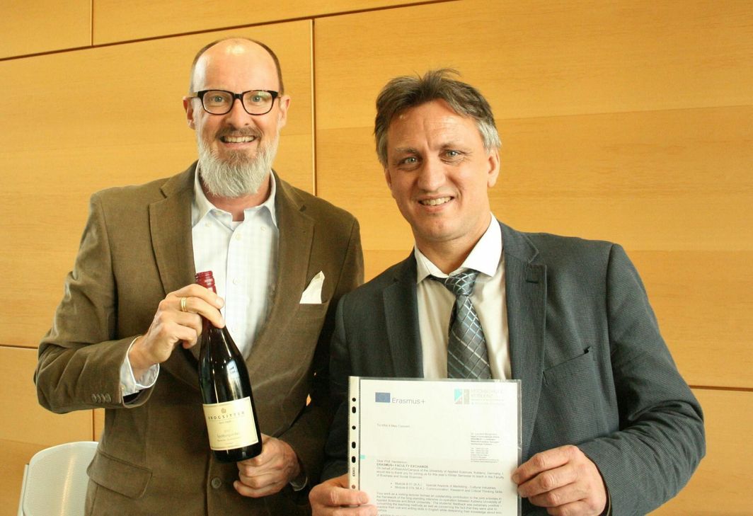 Zurück nach Kanada: Verabschiedung von Gastprofessor Dr. Scott Henderson durch Dr. Laurent Borgmann (Sprachen/Internationales). Foto: RAC