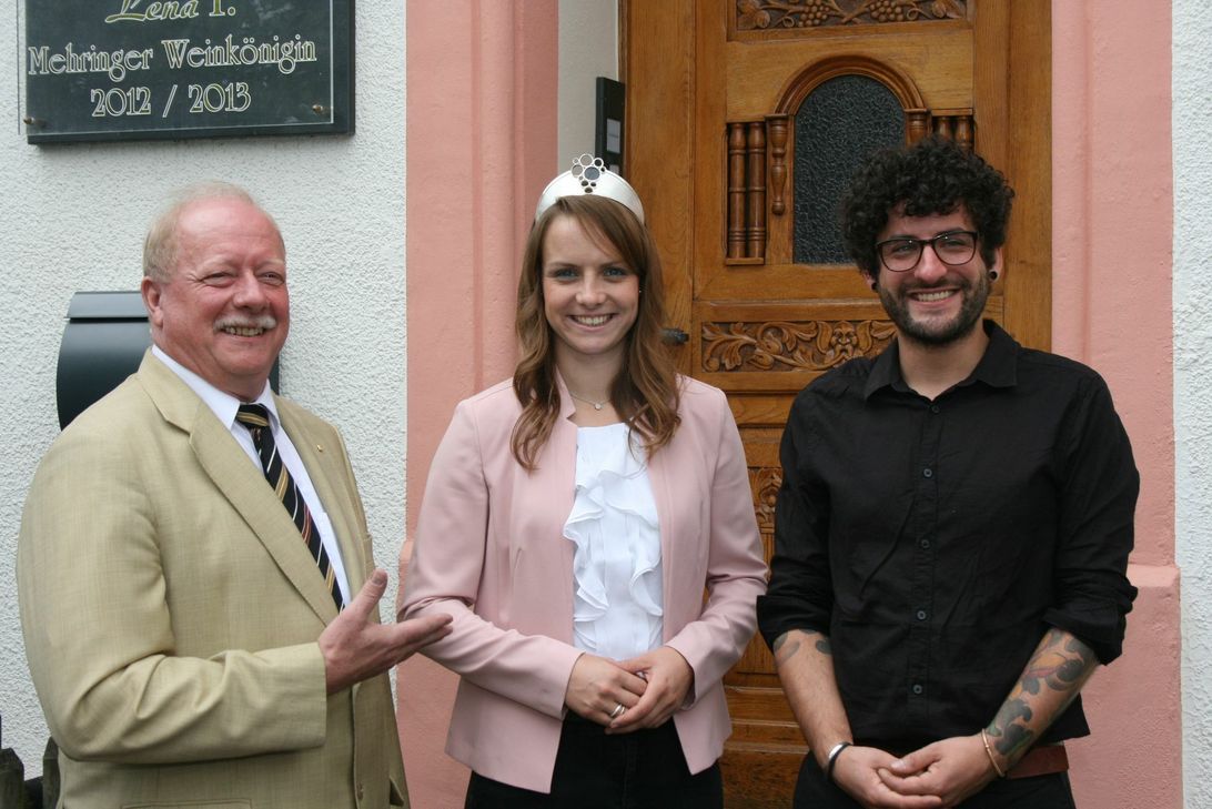 Mosel-Weinkönigin Lena Endesfelder freut sich mit Rolf Haxel (links), Vorsitzender der Moselweinwerbung, und Goldschmied Philipp Gröninger über die neue Krone. Foto: Moselwein/Ansgar Schmitz