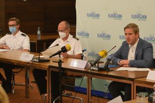 In einer Pressekonferenz informierten unter anderem Landrat Markus Ramers (re.), Kreisbrandmeister Peter Jonas (Mitte) und Martin Fehrmann, Abteilungsleiter Gefahrenabwehr (li.) über die Lage in der Hochwasserkatastr0phe. Foto: Scholl