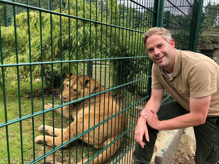 Ken Reise vor dem vergrößerten Löwengehege. Mehr dazu im Video! Foto: Sarah Stieren