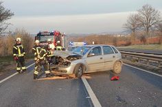 Weil zunächst unklar war, ob Personen eingeklemmt wurden, alarmierte die Leitstelle auch die Feuerwehren.