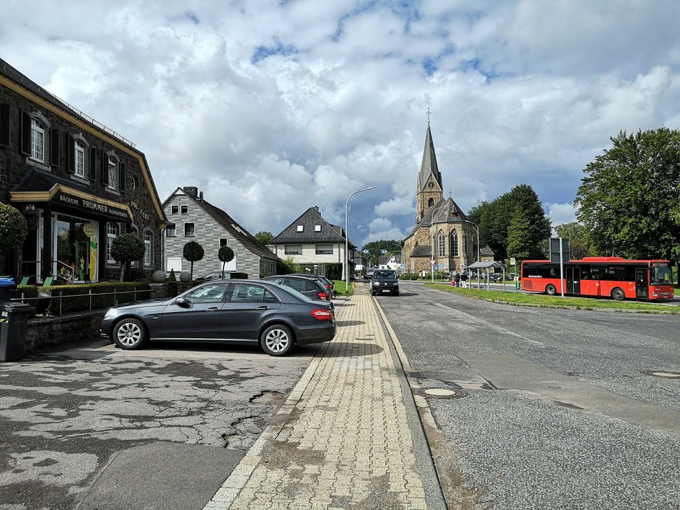 Nur noch in eine Richtung soll der Verkehr im Rahmen einer Einbahnstraße zwischen der Bäckerei Prümmer und der Fleischerei Genter in Richtrung fließen. Zur Bäckerei gelangt man über den neu geplanten fünften Arm des Kreisverkehrs.  Foto: Hoffmann