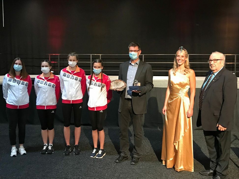 V.re.: Emil Morsch, Gründer der Stefan-Morsch-Stiftung, die Deutsche Edelsteinkönigin Bettina Reiter, Dr. Stephan Müller (Biontech) und die örtlichen Rope-Skipperinnen. Foto: Klaus Desinger