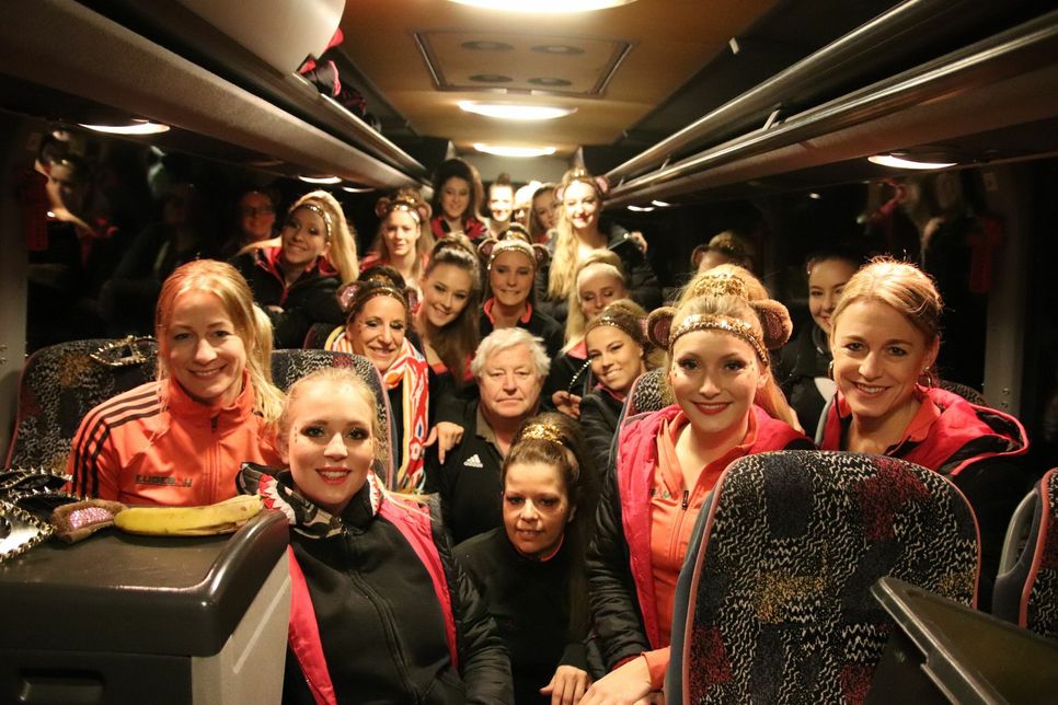 Um zu ihren Auftritten zu kommen, haben die Palm-Beach-Girls einen eigenen Bus, der von Busfahrer Bernd gefahren. Foto: Nolden
