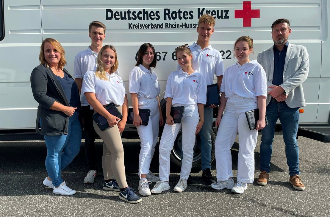 Das DRK wirbt um neue Fördermitglieder: Im Bild ist das Werbeteam mit Inna Sack (Mitgliederverwaltung, li.) und Kreisgeschäftsführer Thomas Bollig (re.) vom DRK-Kreisverband Rhein-Hunsrück.