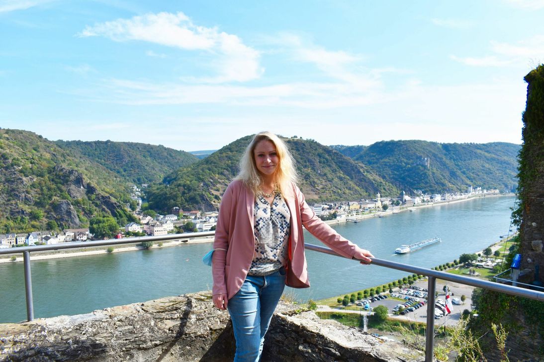 Als Kulturmanagerin vernetzt Sarah Piller Kunst- und Kulturschaffende im Welterbetal. »Das Obere Mittelrheintal ist eine der beeindruckensten Regionen Deutschlands«, sagt sie. Foto: Andreas Bender