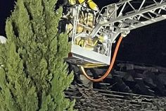 Das Feuer griff auf den Dachstuhl des Bungalows über.