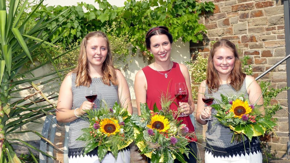 Die neue Weinkönigin Susanna Beu – hier mit ihren mit ihren Prinzessinnen Lea-Theresa Knieps und Katrin Beu – wird zum Auftakt des Walporzheimer Weinfests am Freitag, 26. August, ins Amt eingeführt.