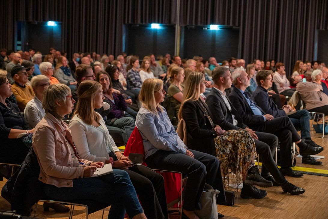 Interessiertes Publikum: Eine der besucherstärksten Veranstaltungen war der Abend mit Daniel Kehlmann, der in der Bitburger Stadthalle aus seinem vielgerühmten Roman „Tyll“ las.