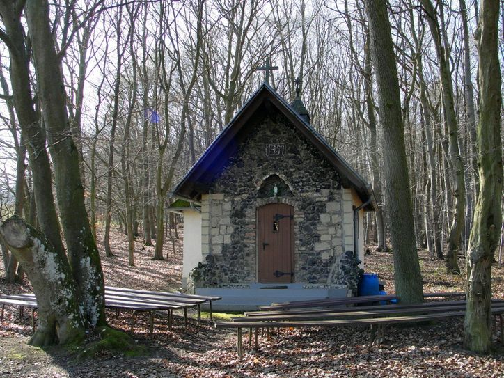 Start der Tour ist an der idyllisch gelegenen Maisbusch-Kapelle. Foto: Natur Aktiv Erleben