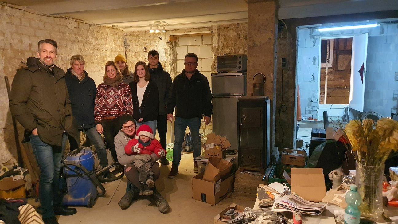 Familie Bartels aus Swisstal Odendorf lebt mit vier ihrer sieben Kinder in einer Baustelle.
