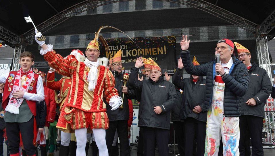 Bürgermeister Dr. Uwe Friedl musste den Schlüssel zur Stadt an Prinz Wilfried II und Küfer Benedikt I. übergeben. Foto: Scholl